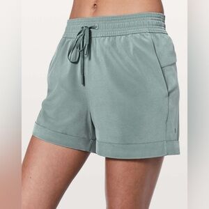 Lululemon Spring Break Away Short 3” Juniper Women’s Shorts Size 8